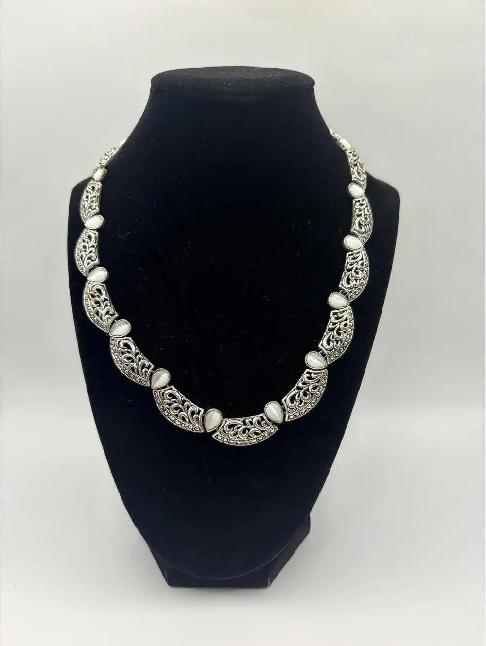 Vintage Avon Silver Plated Faux Cats Eye Panel Necklace 18”